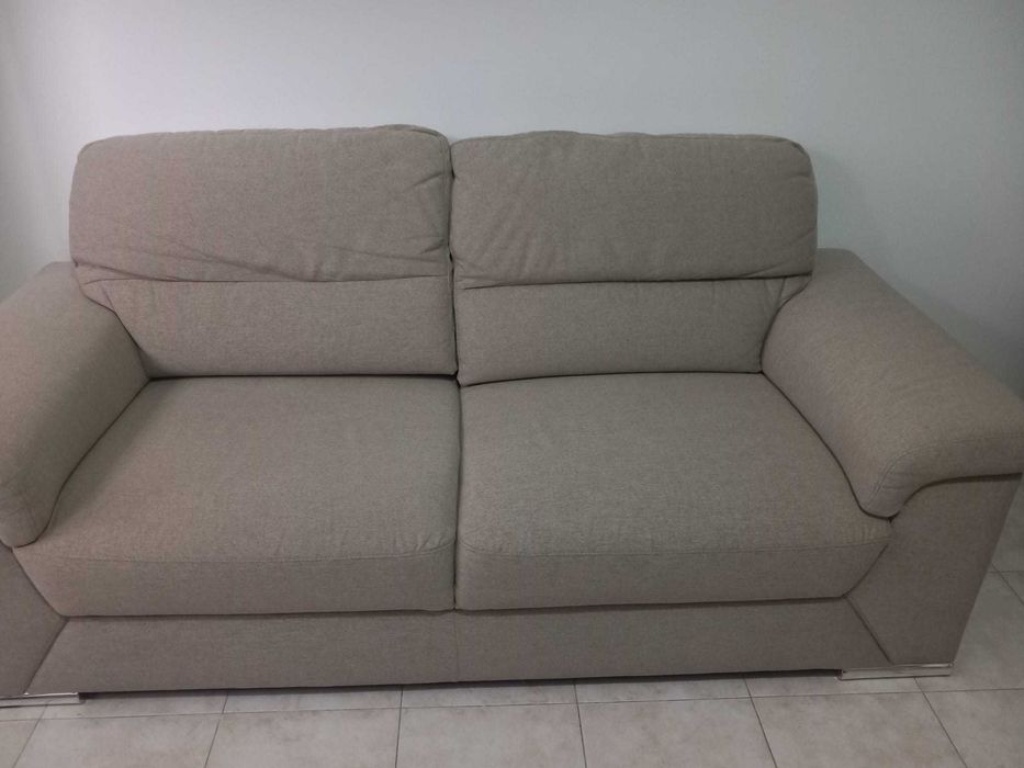Sofa beje de 2 lugares