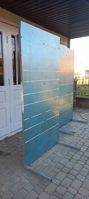 Перфорований стенд