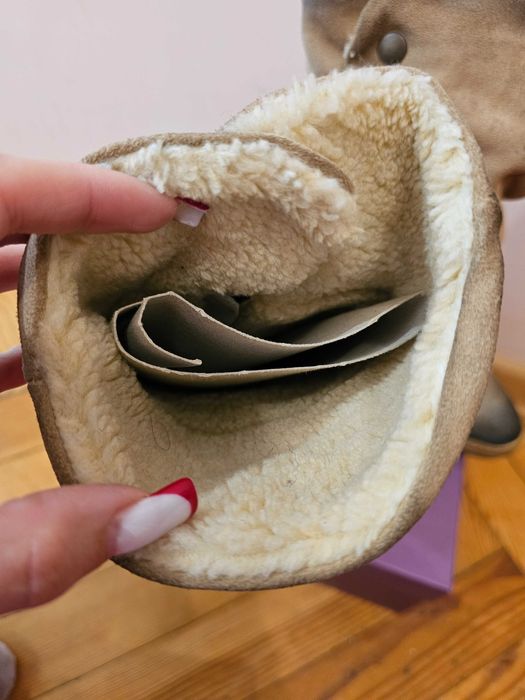 Бежеві замшеві чоботи