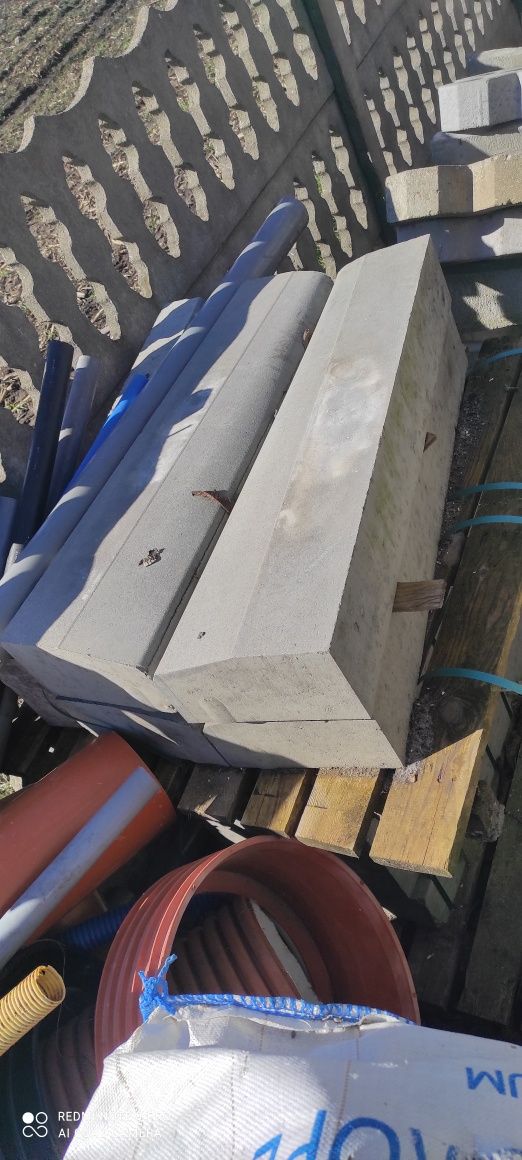 Krawężniki, kostka, słupy oświetleniowe, krąg betonowy, palisada