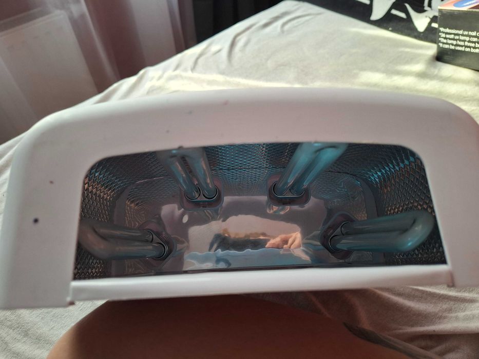 Lampa UV do utwardzania lakieru hybrydowego na paznokciach