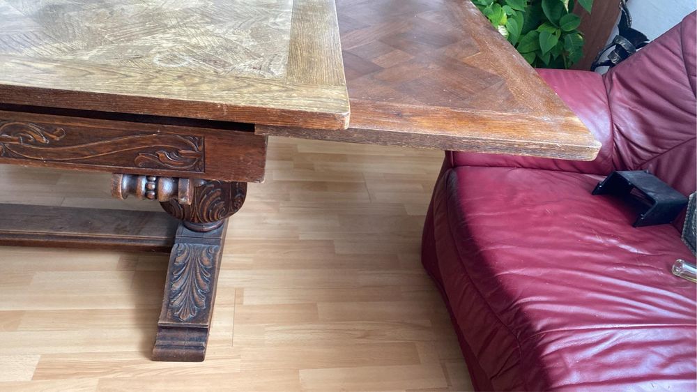 Stół drewniany rozkładany z rzezbionymi elementami