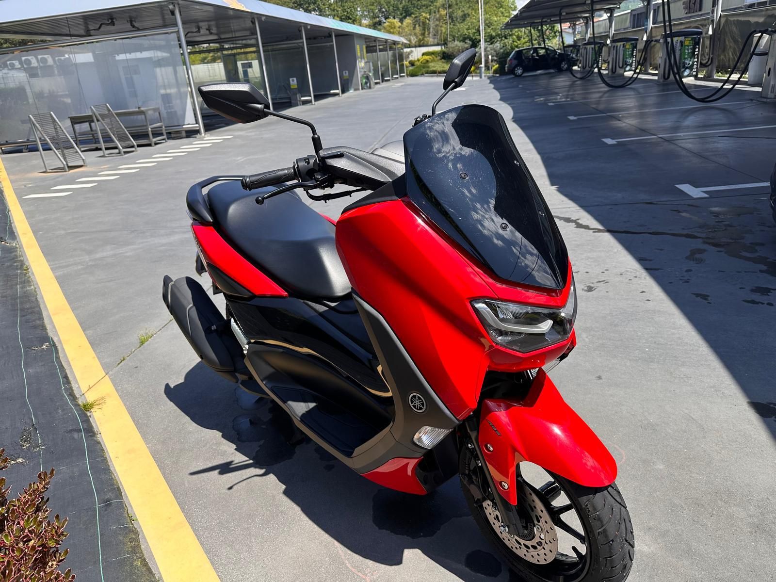 Nmax 125, com um ano de garantia de fábrica.