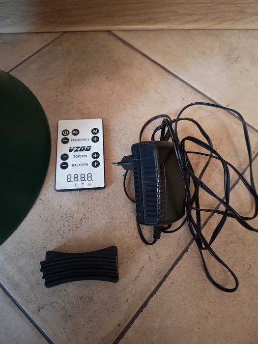 Robot treningowy do tenisa stołowego z piłeczkami.