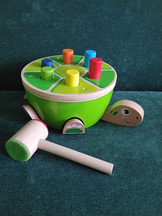 Drewniany żółw z młoteczkiem i klockami do wbijania