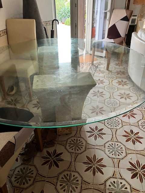 Mesa de jantar circular com tampo de vidro e base, 190 cm de diâmetro.