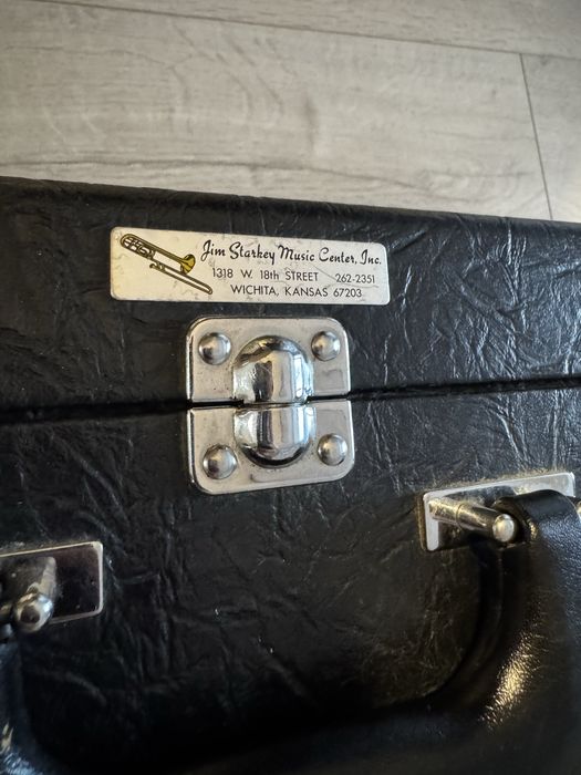 Saksofon altowy yahama yas 52 purple logo