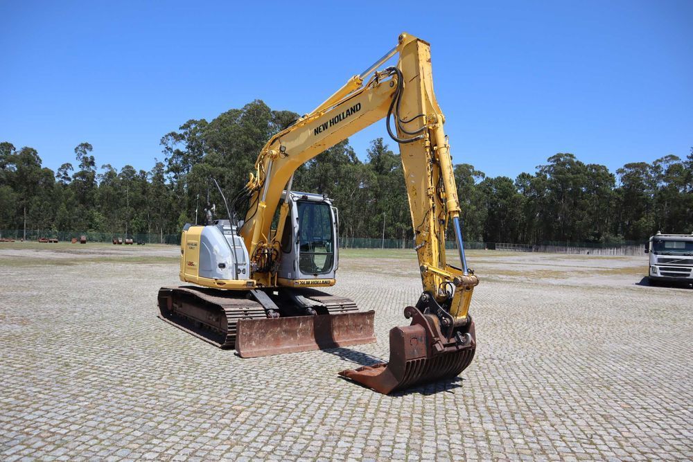 2010 New Holland E135BSR-2 Escavadora Giratória  de Rastos