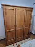 Guarda Roupa espaçoso 3 portas e espelho interior .