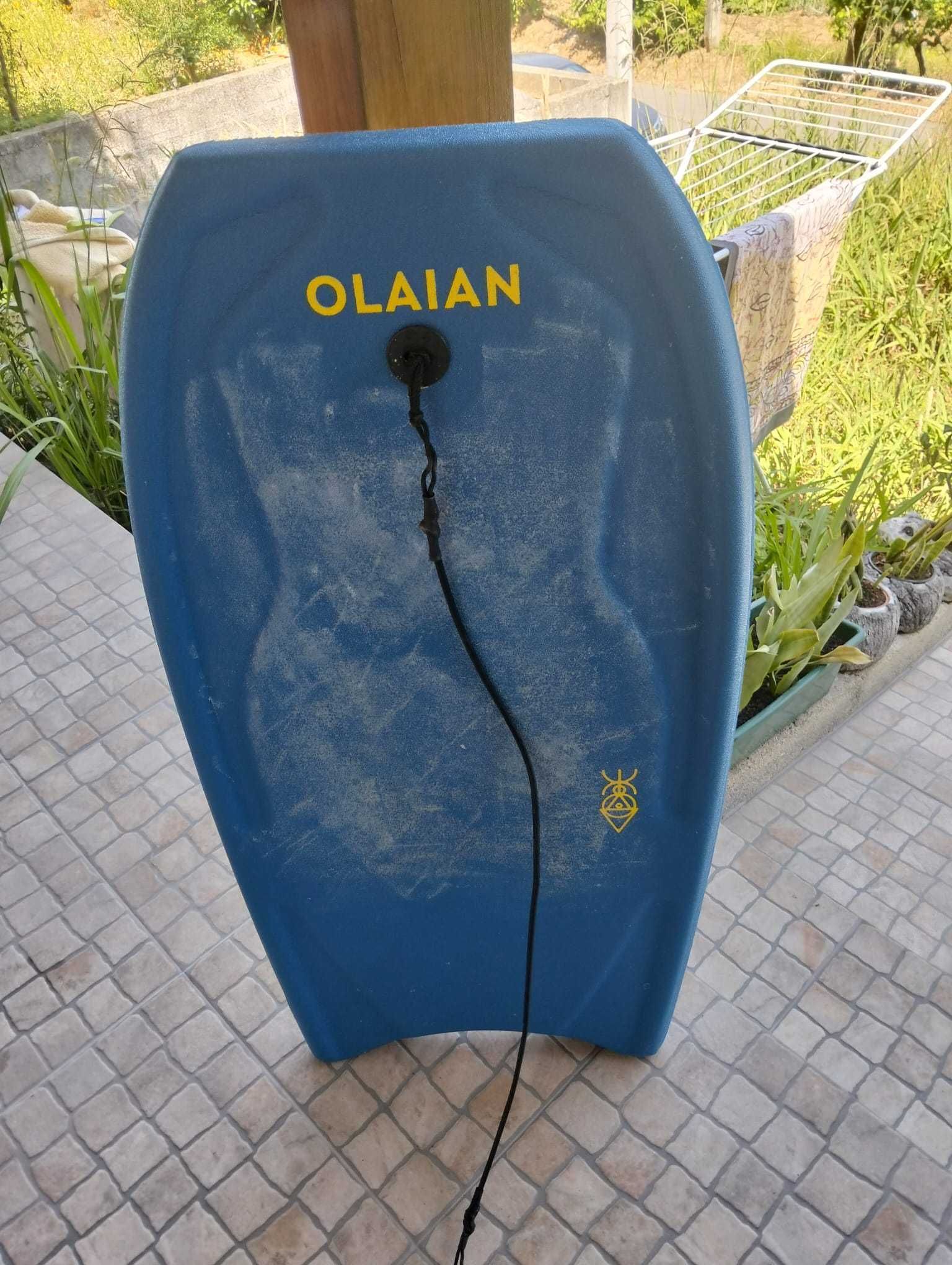 Prancha de bodyboard e pés de pato
