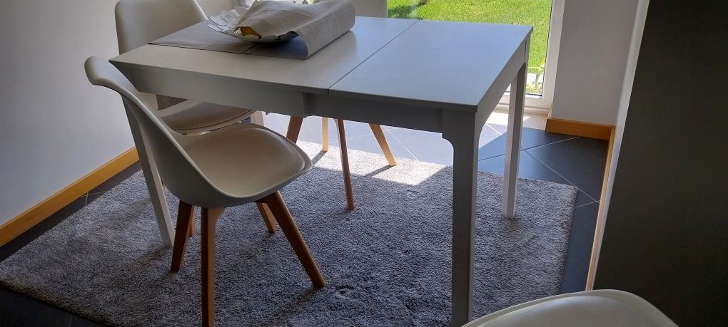 Mesa de jantar + 4 cadeira