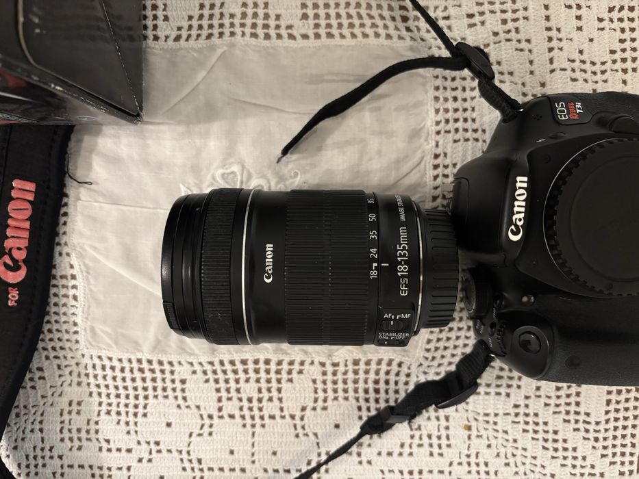 Canon EOS Rebel T3i (600D) + Lente 18-135mm + Acessórios