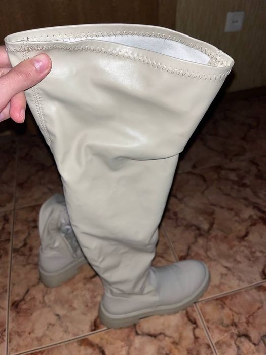 Довгі чоботи світлі