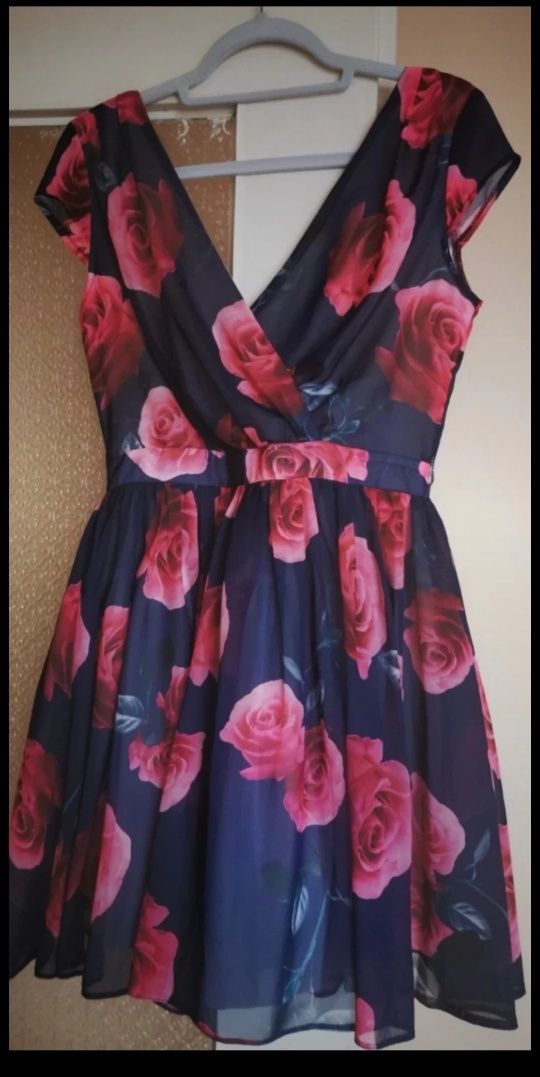 Granatowa sukienka w róże