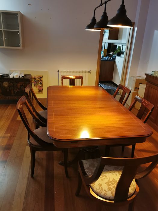 Vendo mesa de jantar extensível e 8 cadeiras
