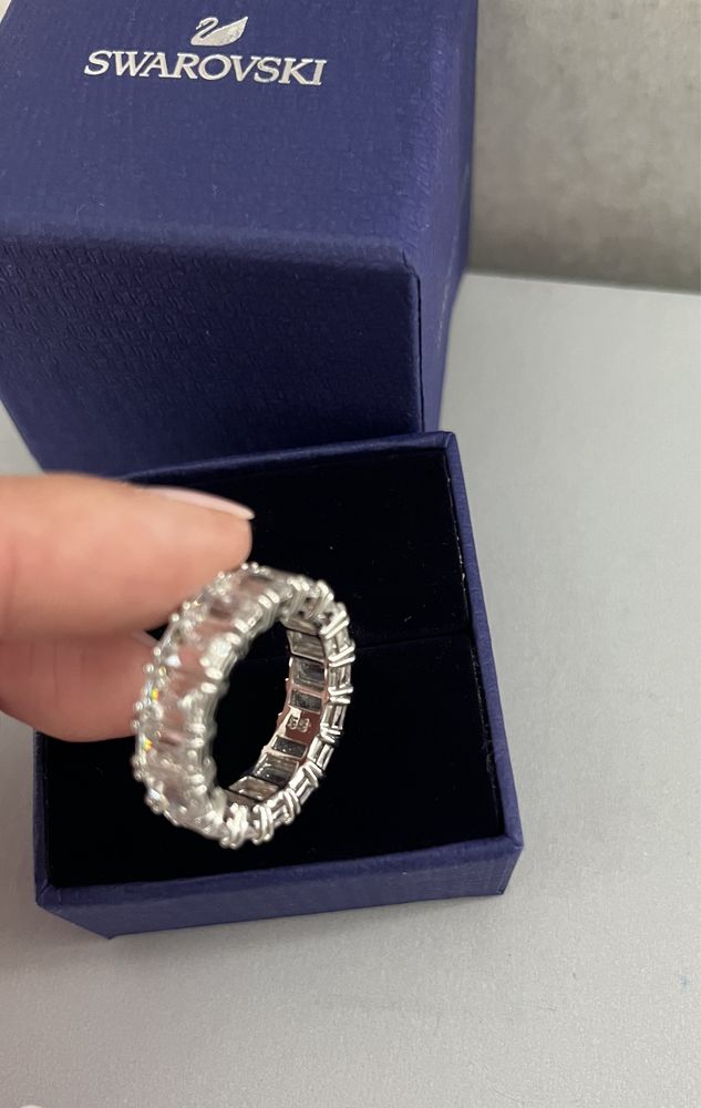 Pierscionek Swarovski nowy