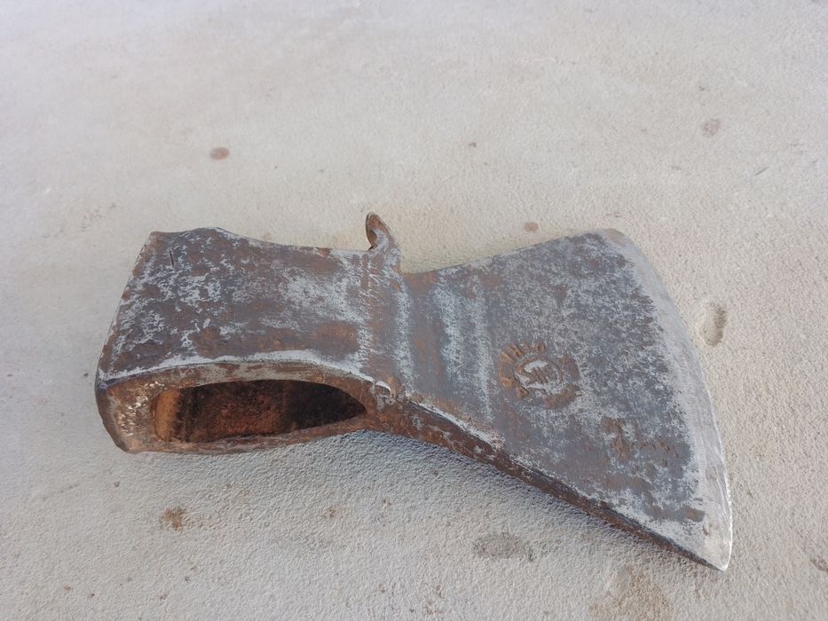 Сокира міцної ковки