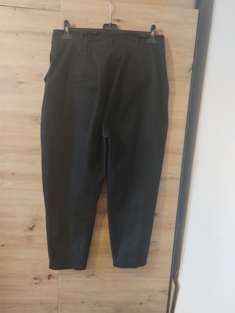 Czarne spodnie Reserved r.42