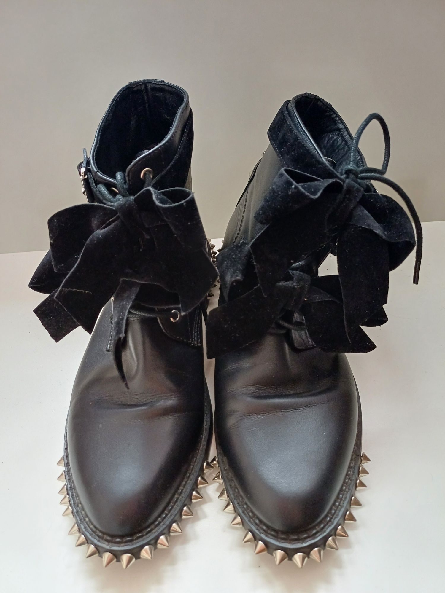 Buty damskie z ćwiekami i kokardą. Nowe bez metki.