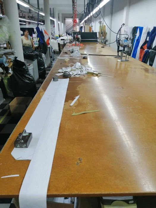 Mesa de corte com máquina e servo cutter