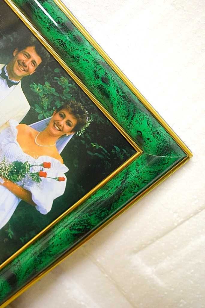 Masywne ramki na zdjęcia z złotymi obwódkami - 2 sztuki w jednej cenie