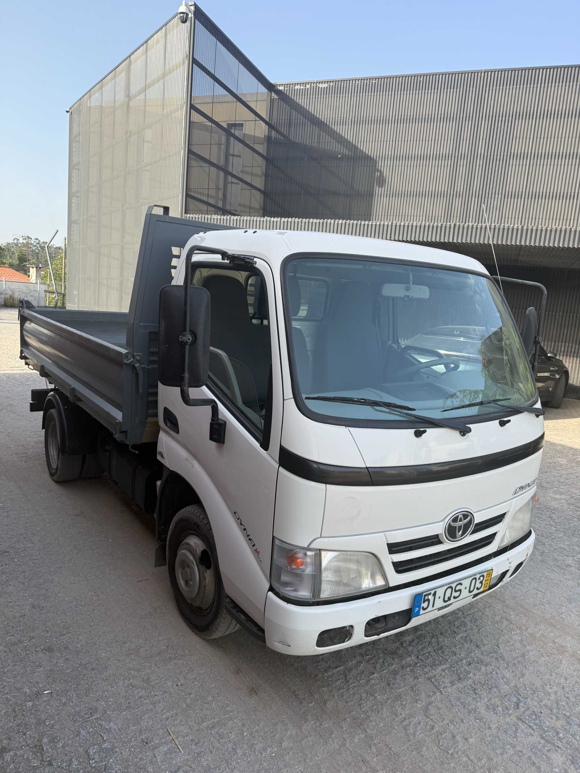Toyota dyna tribasculante 2015