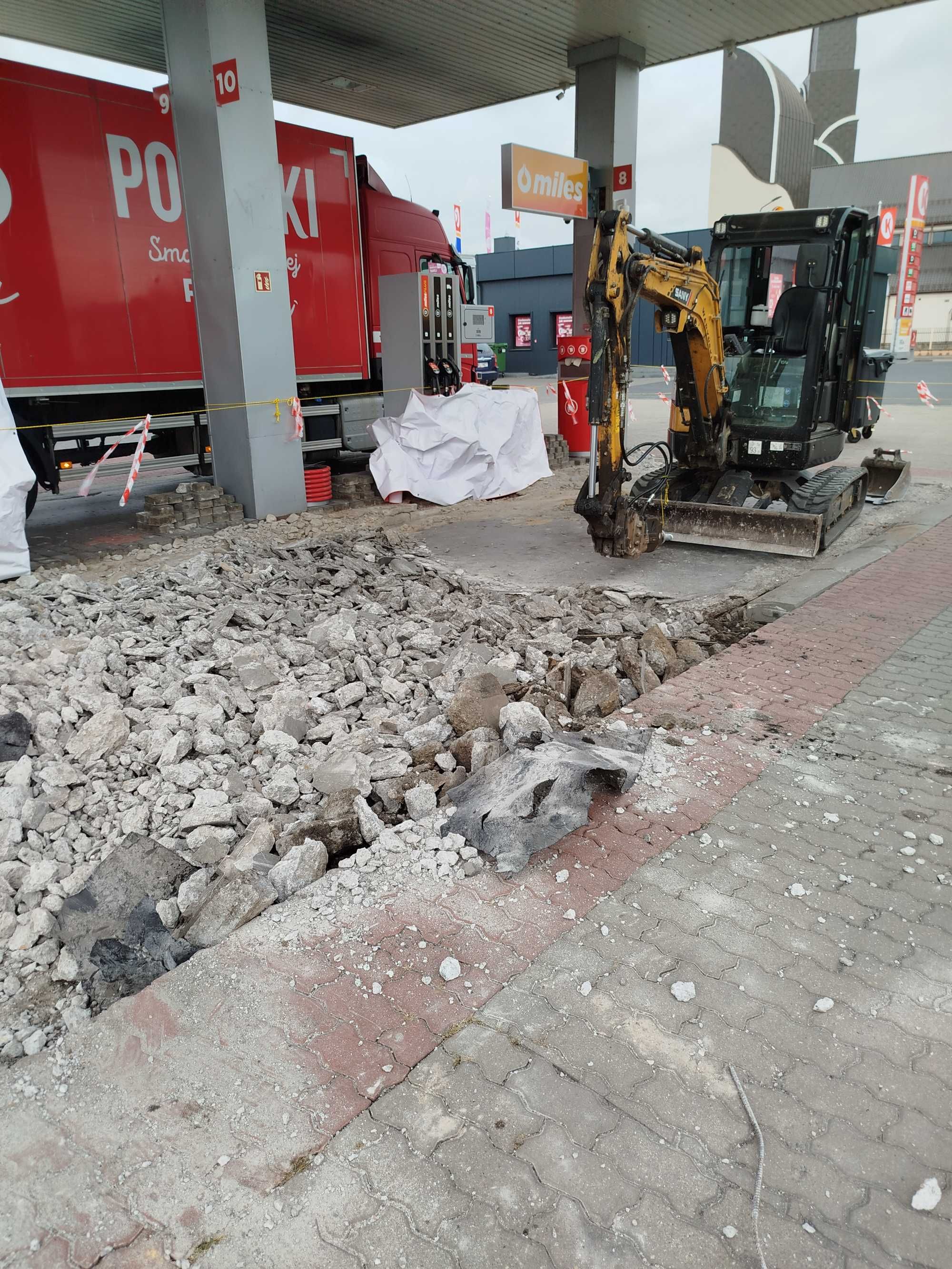 Usługi minikoparką. Kopanie oraz kucie młotem