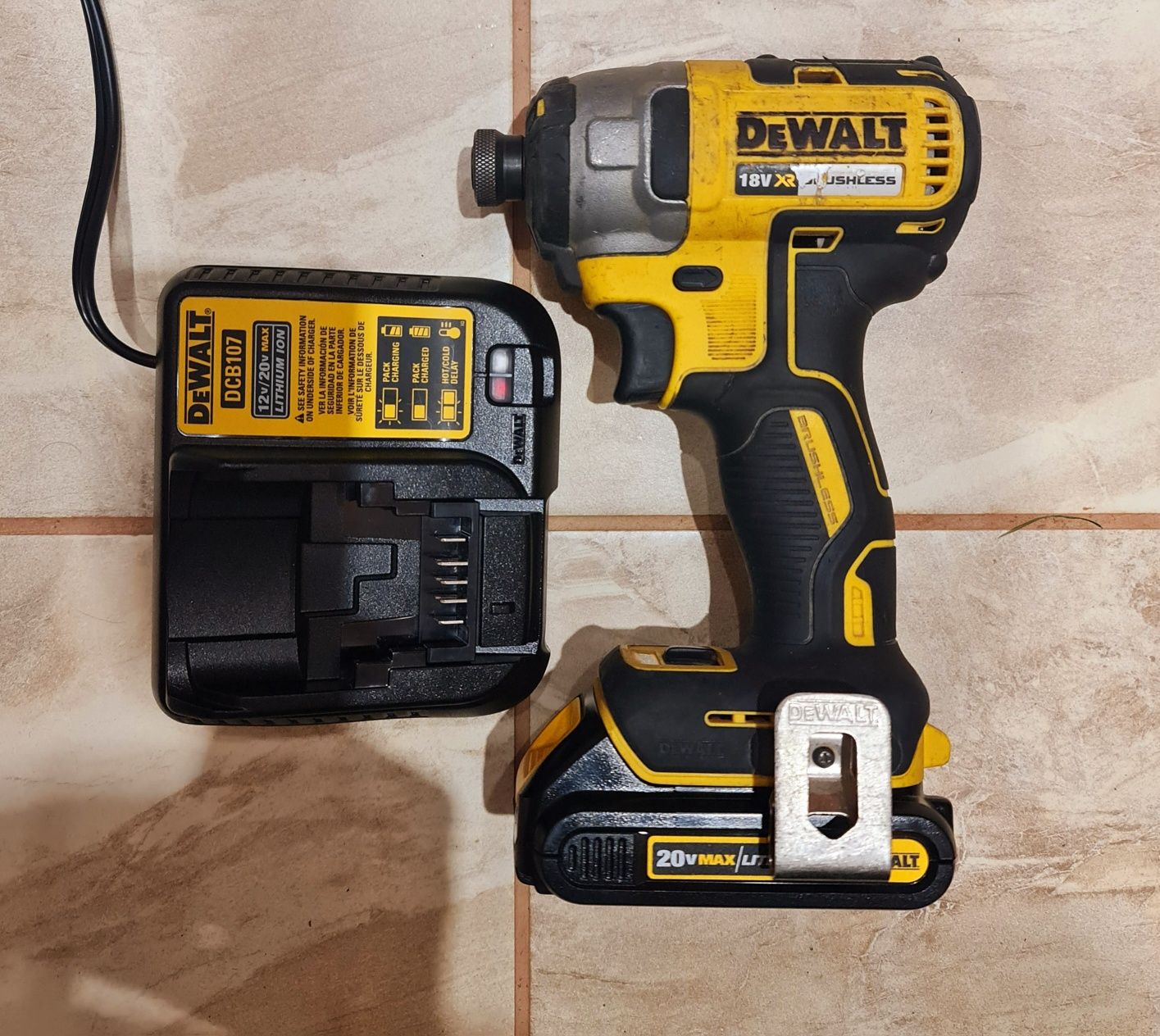 НАБОР DEWALT [гайковерт, батарея, зарядное]