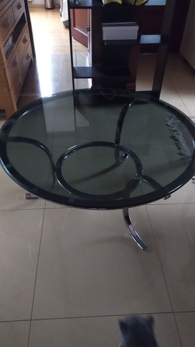 Szklany okrągły stolik kawowy niski na metalowych nogach duży