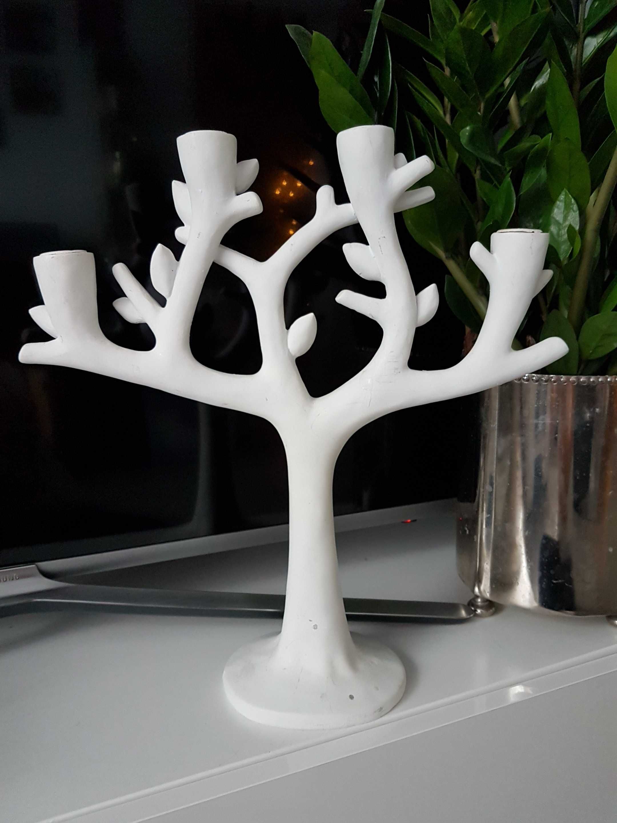 Biały unikatowy świecznik drzewo z czterema gałęziami skandynawski