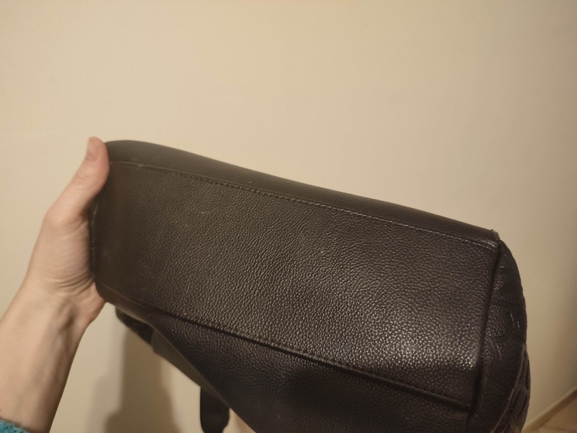 Calvin klein torebka kuferek czarna oryginalna uzywana
