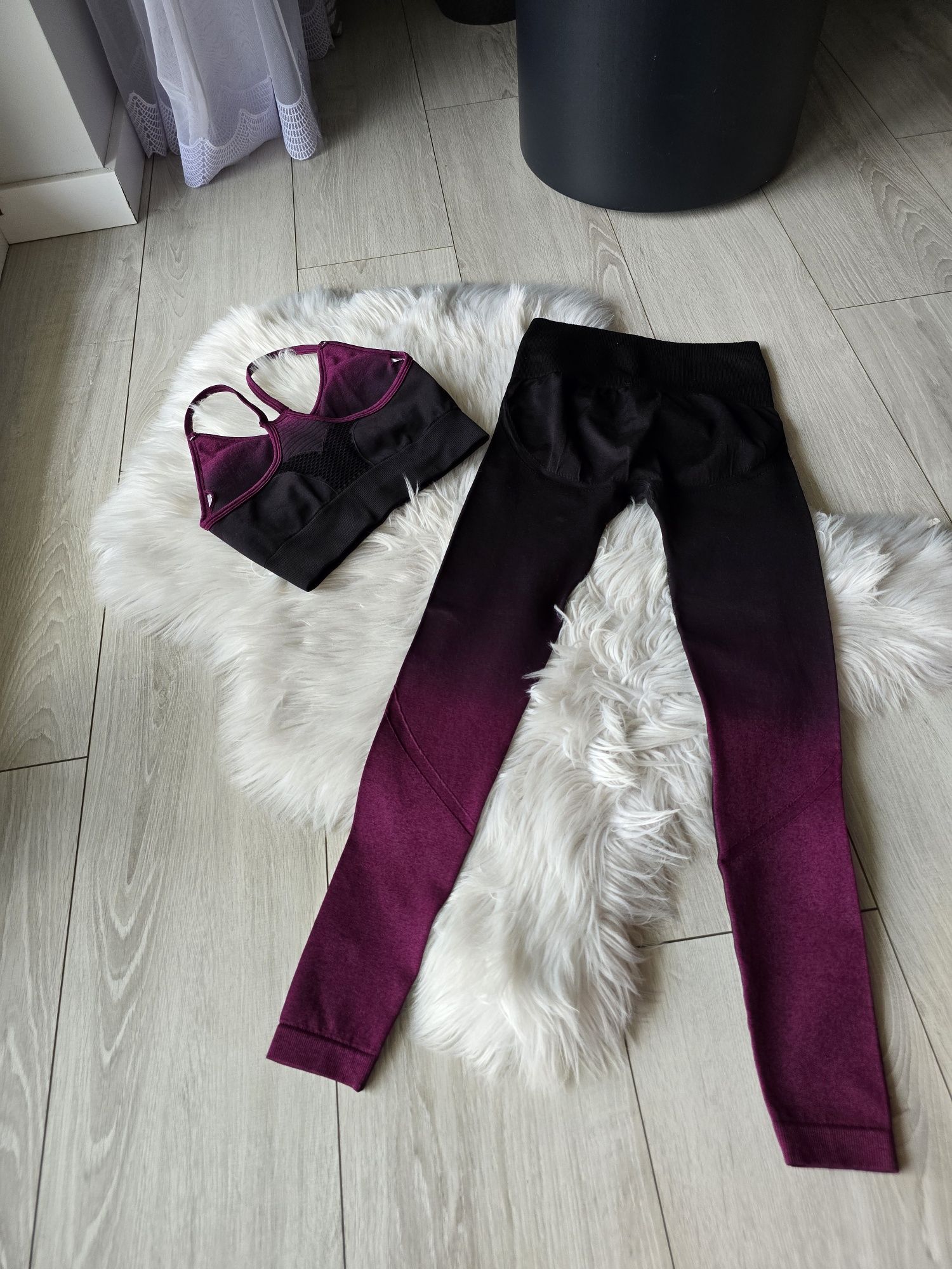 Komplet do ćwiczeń top legginsy push-up rozm. S