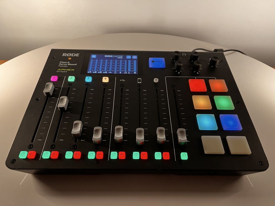 Kompletne studio podcastowe (3 osoby) RØDEcaster Pro, RØDE mikrofony