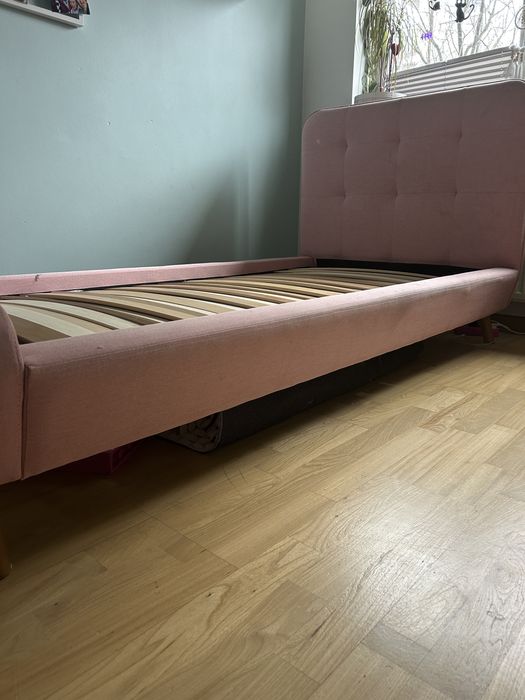 Łóżko ze stelażem