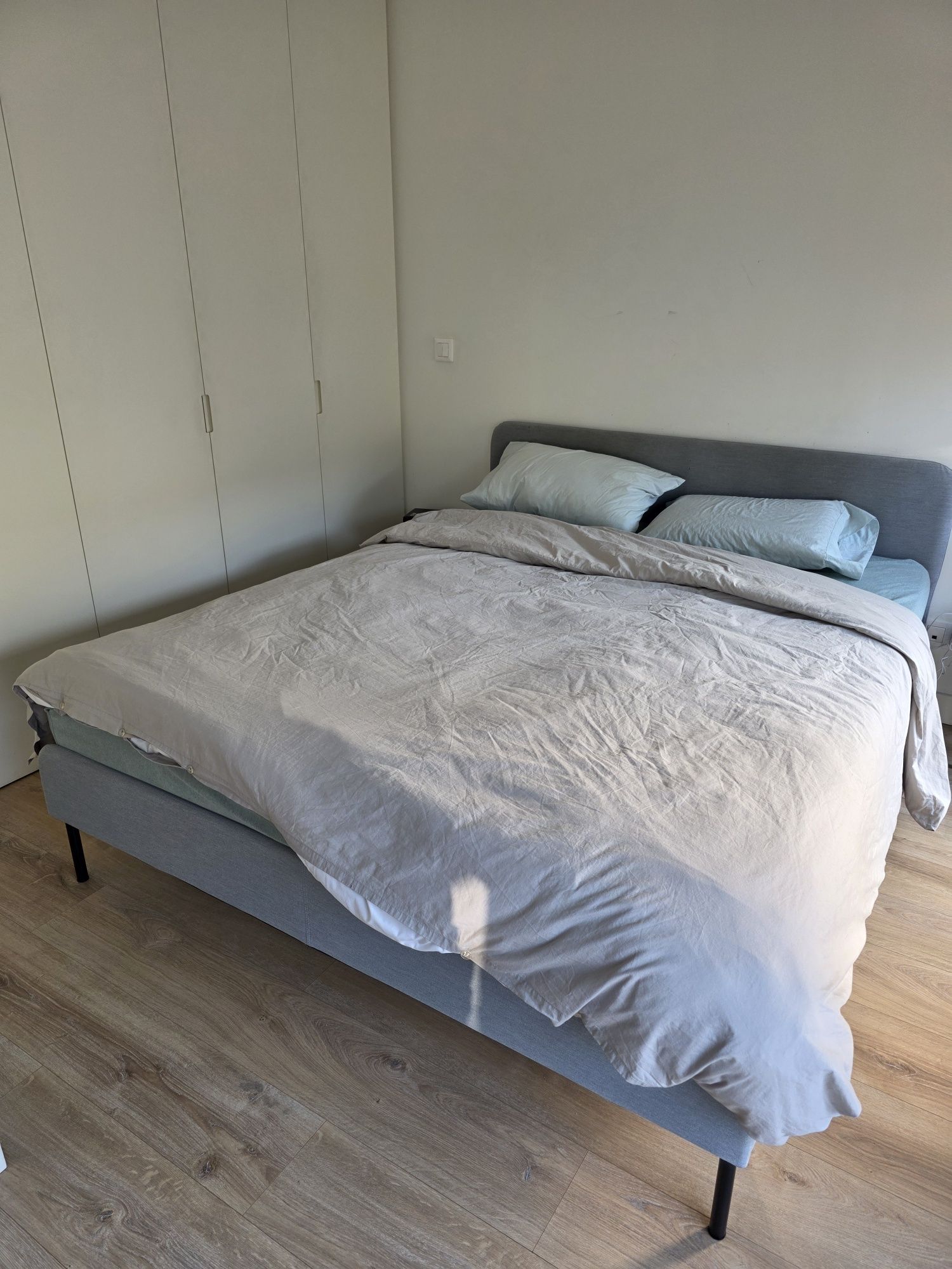Cama e colchão de molas ensacadas IKEA