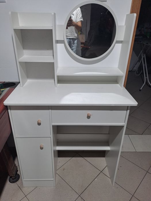 Toaletko białe z lustrem