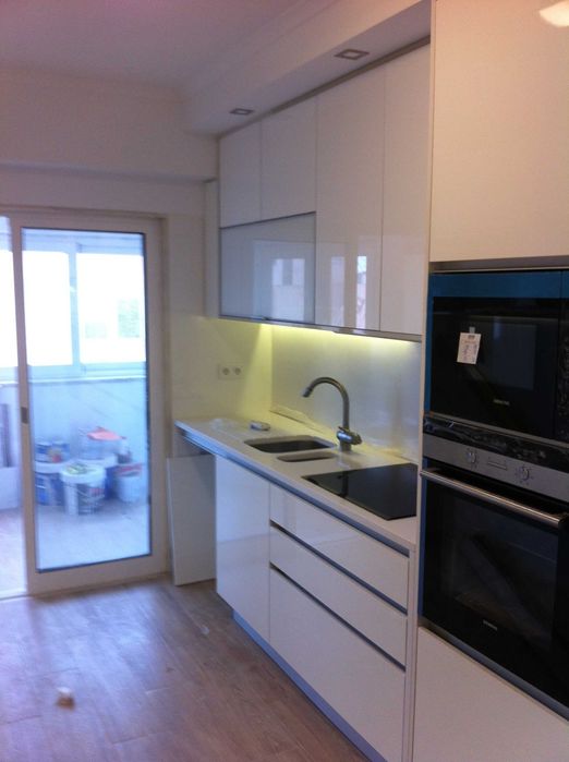 Montagem geral de carpintarias:cozinhas, roupeiros, portaros e rodapé.