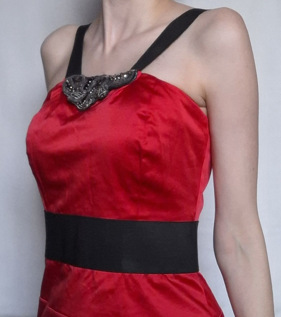 Czerwona sukienka tuba, London Girl, elegancka, dekor, 40.