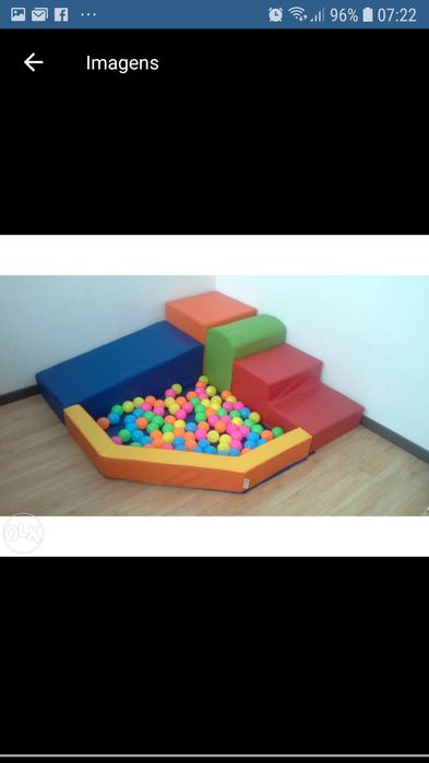 Círculo com mini piscina de bolas