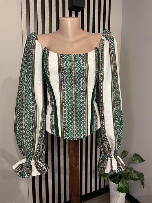 Корсет з вишивкою