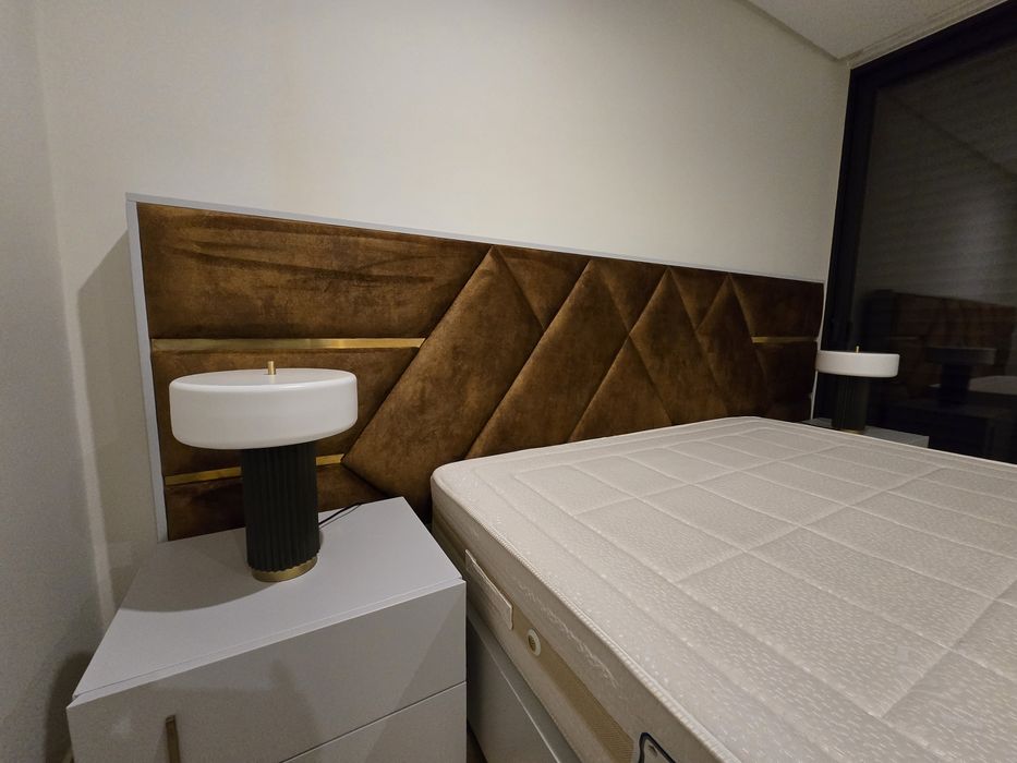 Cama de casal e mesinhas