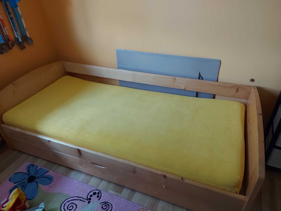 Łóżko drewniane z szufladą