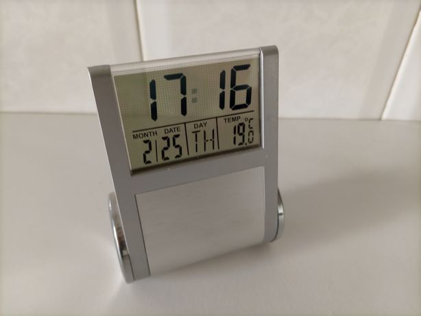 Relógio de cabeceira com despertador e temperatura