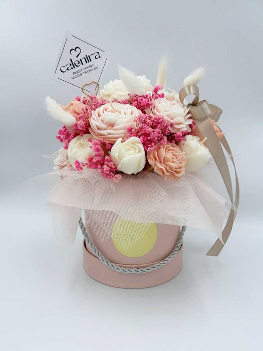 Flowerbox "Pudrowy Czar" beżowo-różowy ze świec sojowych prezent
