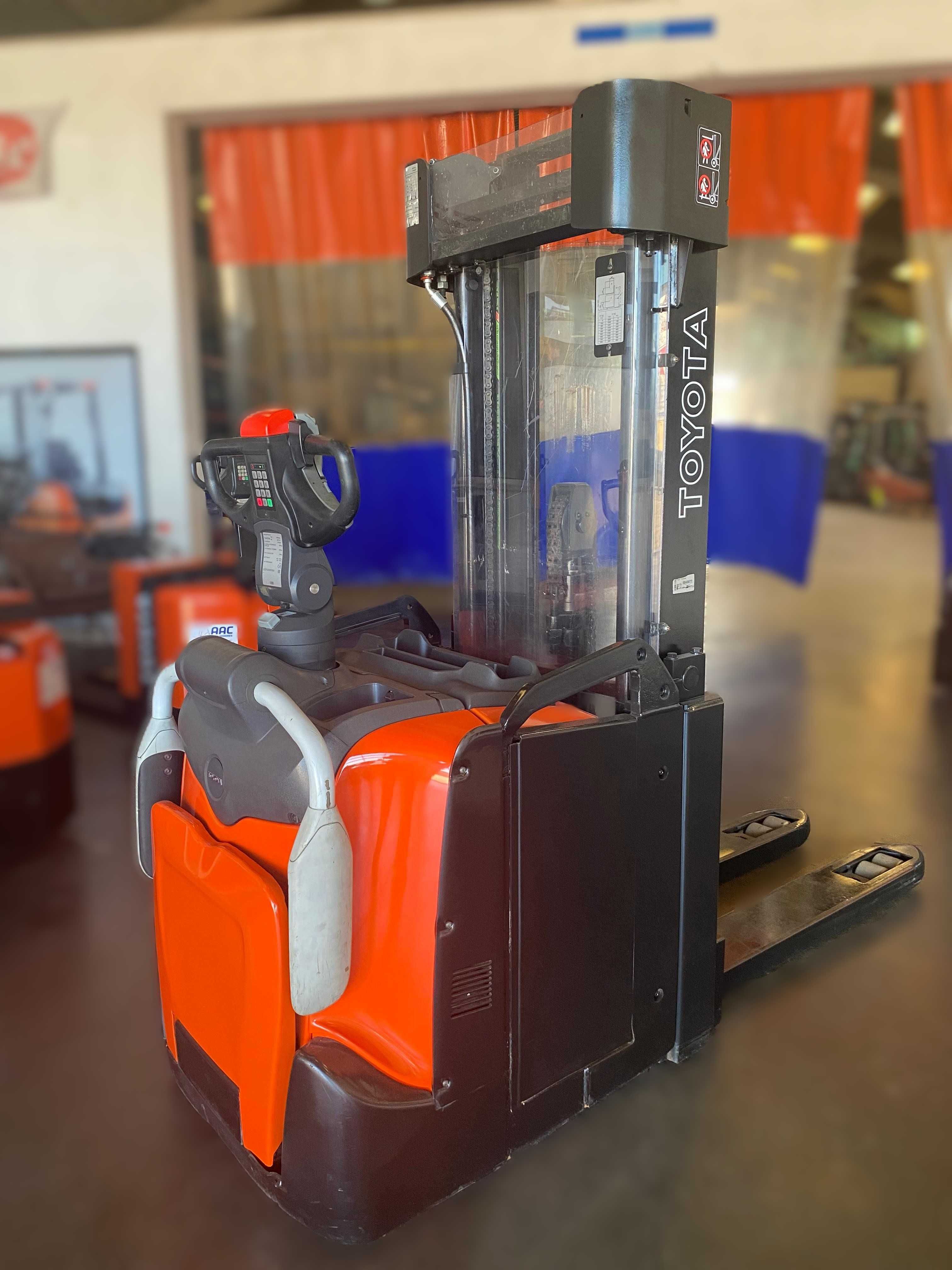 Stacker Eléctrico BT SPE 160 L | 1.600 kg