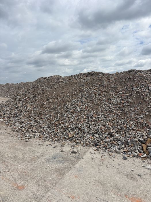 Gruz kruszony, piasek zasypowy, ziemia