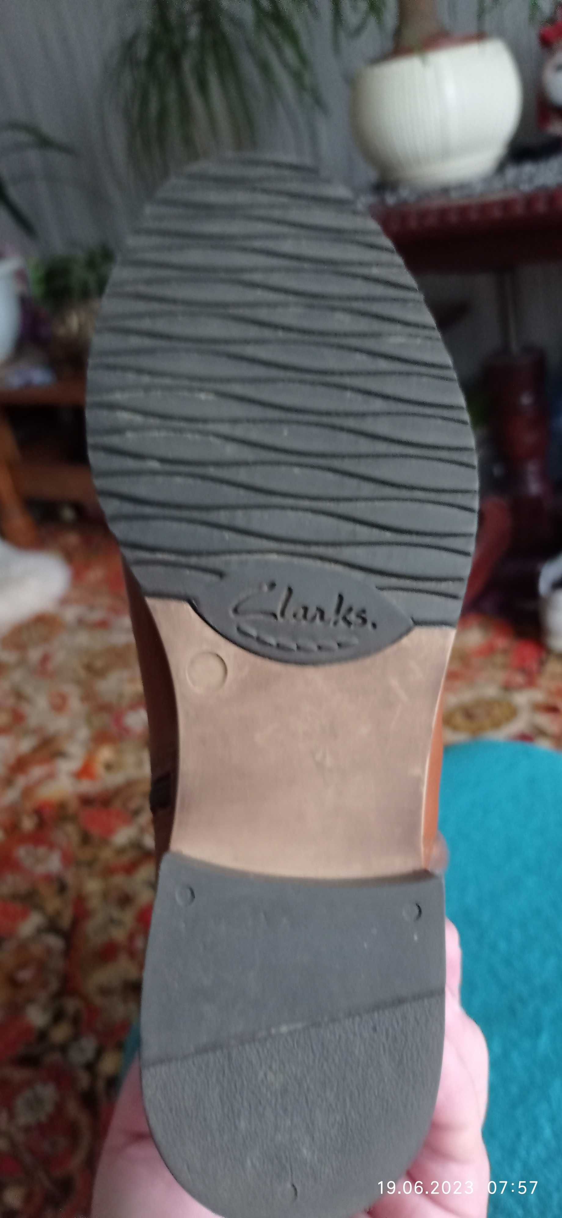 Жіночі шкіряні чоботи бренда clarks.