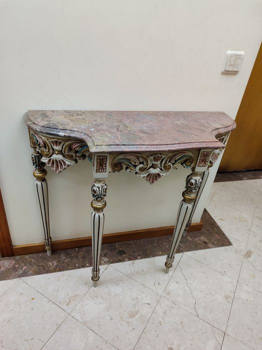 Aparador mesinha de entrada em madeira trabalhada redesenhado c/ pedra