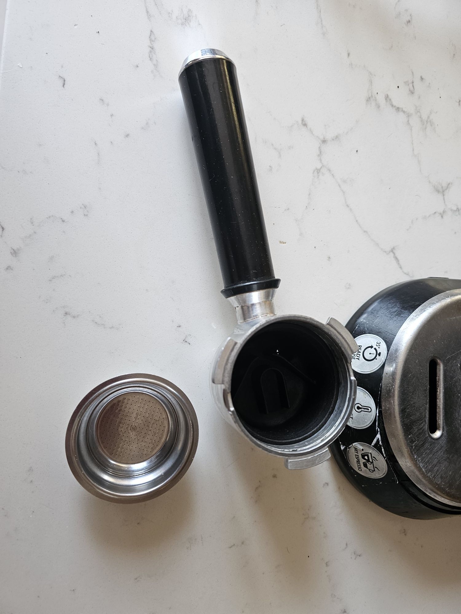 DeLonghi Ekspres kolbowy do kawy Dedica Style EC680.M ze spieniaczem