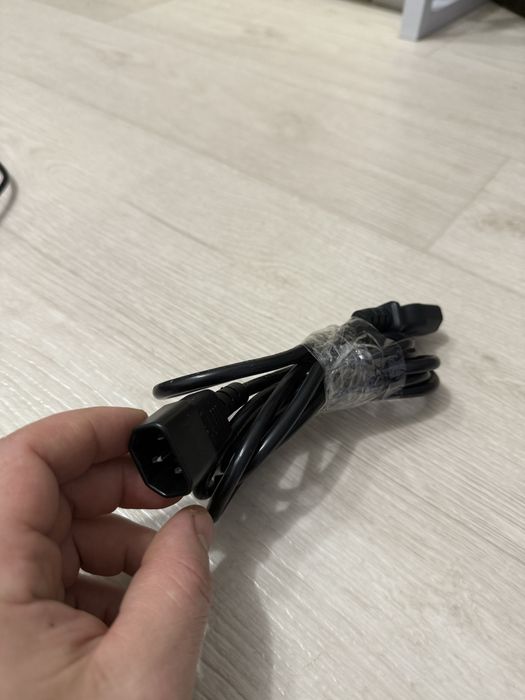 Компютерні шнури, кабеля.